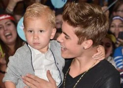 Justin Bieber bế em cùng cha khác mẹ lên thảm đỏ