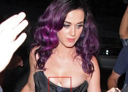 Katy Perry lộ khăn giấy ở&#8230; ngực