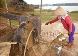 Khai thác vàng trái phép ngay thành phố