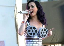 Kiểu che ngực kì cục của Katy Perry &#8211; Justin Bieber thắng lớn