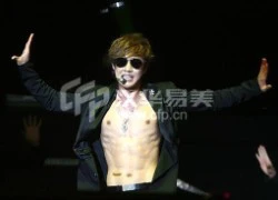 Kim Hyun Joong gây &#8220;sốt&#8221; khi phanh áo khoe body