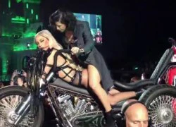 Lady Gaga bị chỉ trích vì diễn bikini với cờ Thái