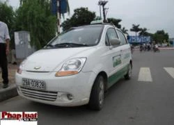 Lái xe taxi mang theo dùi cui điện...