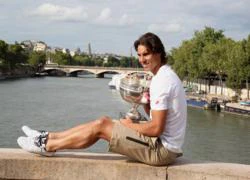 Nadal 'khoe' Cup bên tháp Eiffel