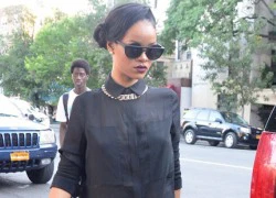 Rihanna diện áo sơ mi &#8216;xuyên thấu&#8217; ra đường