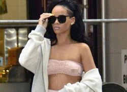 Rihanna lộ nguyên vòng một vì diện áo mỏng tang