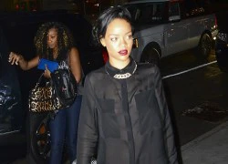 Rihanna &#8220;quên&#8221; nội y ở nhà