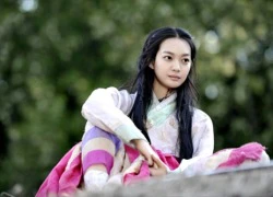 Shin Min Ah mặc hanbok ngồi trên mái nhà