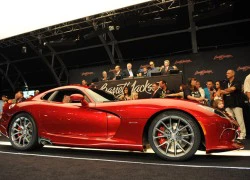 SRT Viper 2013 xuất xưởng đầu tiên có giá "chát"