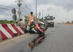 Tông dải phân cách, ba người trọng thương