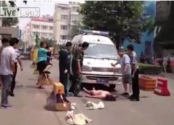 Video: Đâm chết người rồi&#8230; khỏa thân giữa đường