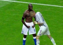 Ảnh ghép hài với tư thế ăn mừng của Balotelli