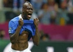 Balotelli nhốt mình trong toilet để... trốn fan