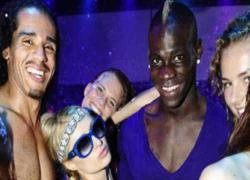 Balotelli thác loạn cùng Paris Hilton