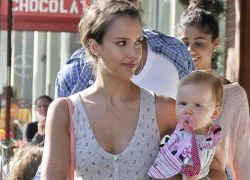 Con gái Jessica Alba đã biết đi xe đạp