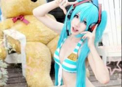 Cosplay girl nóng bỏng với tai nghe thật sành điệu