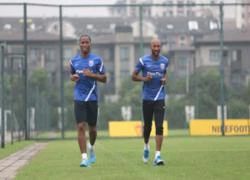 Drogba tươi tắn tập luyện cùng Anelka