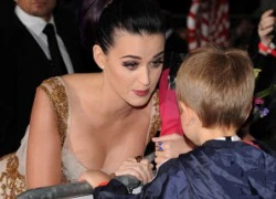 Fan nhí thích mê vì được hôn Katy Perry