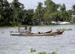 Ghe thủng đáy chìm, 4 người thoát chết