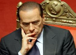 Hy sinh người đẹp, ông Berlusconi trở lại chính trường