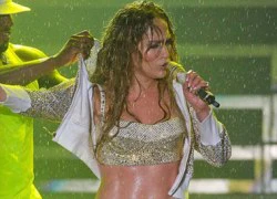 Jennifer Lopez tắm mưa trên sân khấu