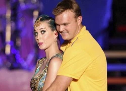 Katy Perry bị kiện vì có màn diễn quá... khiêu khích