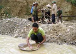 Khai thác khoáng sản trái phép đang dần "giết chết" sông Lam