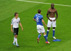 Kiểu ăn mừng 'dị' của Balotelli gây sốt