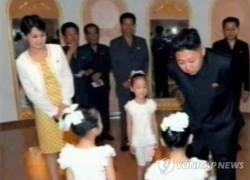 Kim Jong-un cùng người phụ nữ bí ẩn đi thăm nhà trẻ