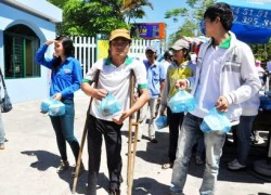 Liệt hai chân, vẫn hăng hái tiếp sức sĩ tử