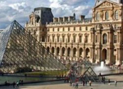 Louvre &#8211; Bảo tàng đón nhiều khách nhất thế giới tại thành phố Paris, nước Pháp.