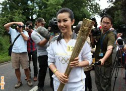 Lý Băng Băng vinh dự rước đuốc Olympic tại Anh