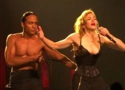 Madonna khóc và bó eo "rợn người" trên sân khấu