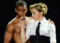 Madonna "nổi loạn" cùng vũ công trẻ trên sân khấu