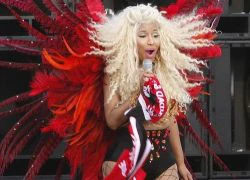 Nicki Minaj sexy và sặc sỡ quay MV mới