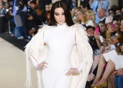 Phạm Băng Băng mặc váy dài 6m trình diễn trên sàn catwalk Paris