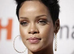 Rihanna kiện kế toán cũ làm thâm hụt tiền