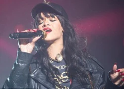 Rihanna lên sân khấu trễ vì bà ngoại qua đời