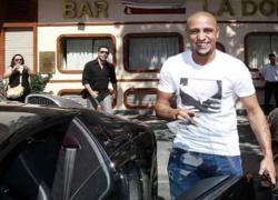 Roberto Carlos "cưỡi" Bugatti Veyron dạo phố