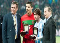 Ronaldo hay nhất Quả đất, nhưng Messi đến từ... sao Hỏa