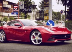 Siêu xe F12 Berlinetta dạo quanh "đại bản doanh" của Ferrari