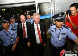 Sir Alex 'mỏi tay' ký tặng fan