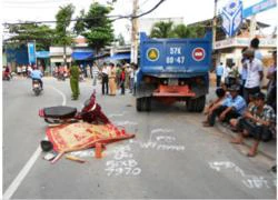 TPHCM: Phóng bạt mạng, xe máy lao vào xe ben