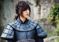 "Tướng quân" Lee Min Ho xắn quần, đi tông