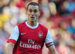 Vermaelen "làm bậy" với nữ trọng tài Massey