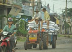 Xe công nông vô tư chạy trên quốc lộ