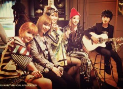 2NE1 mê hoặc fan với 2 bản acoustic hát chung với thần đồng guitar