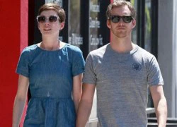 Anne Hathaway ôm ấp hôn phu trên phố