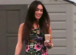 Bà bầu quyến rũ Megan Fox vẫn đi sandal cao gót