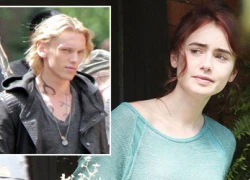 "Bạch Tuyết" Lily cặp kè kẻ thù của "Bella" Kristen